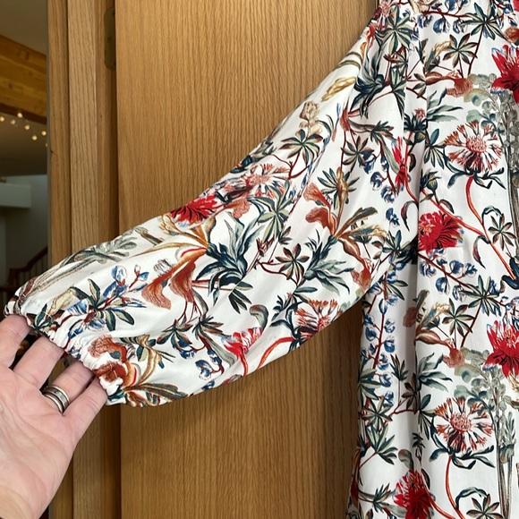 Faith & Zoe 1X floral long sleeve blouse V neck with buttons elastic cuffs - Picture 4 of 10